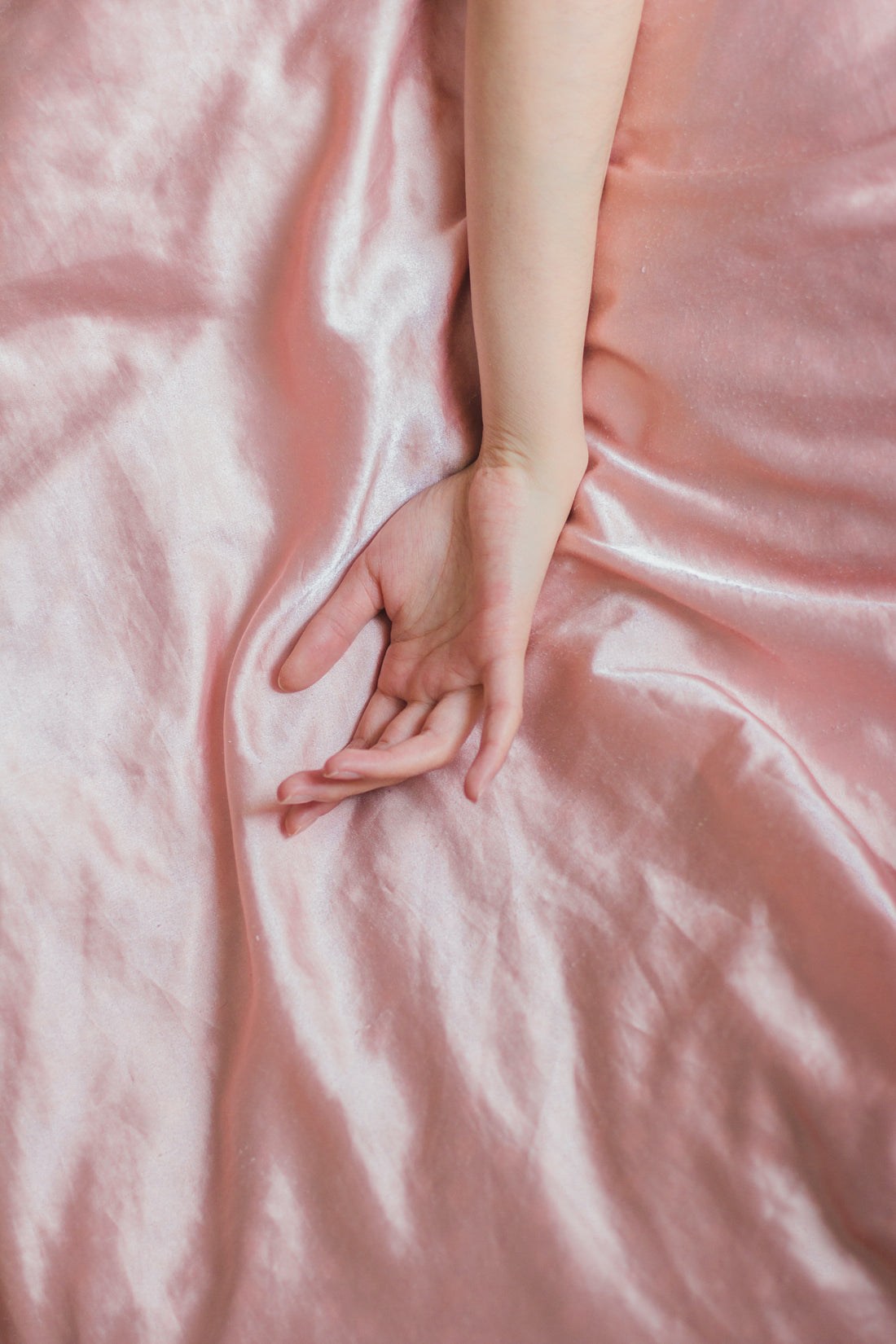 Différence entre la Soie et le Satin Comment choisir le tissu idéal ? Guide complet" BE
