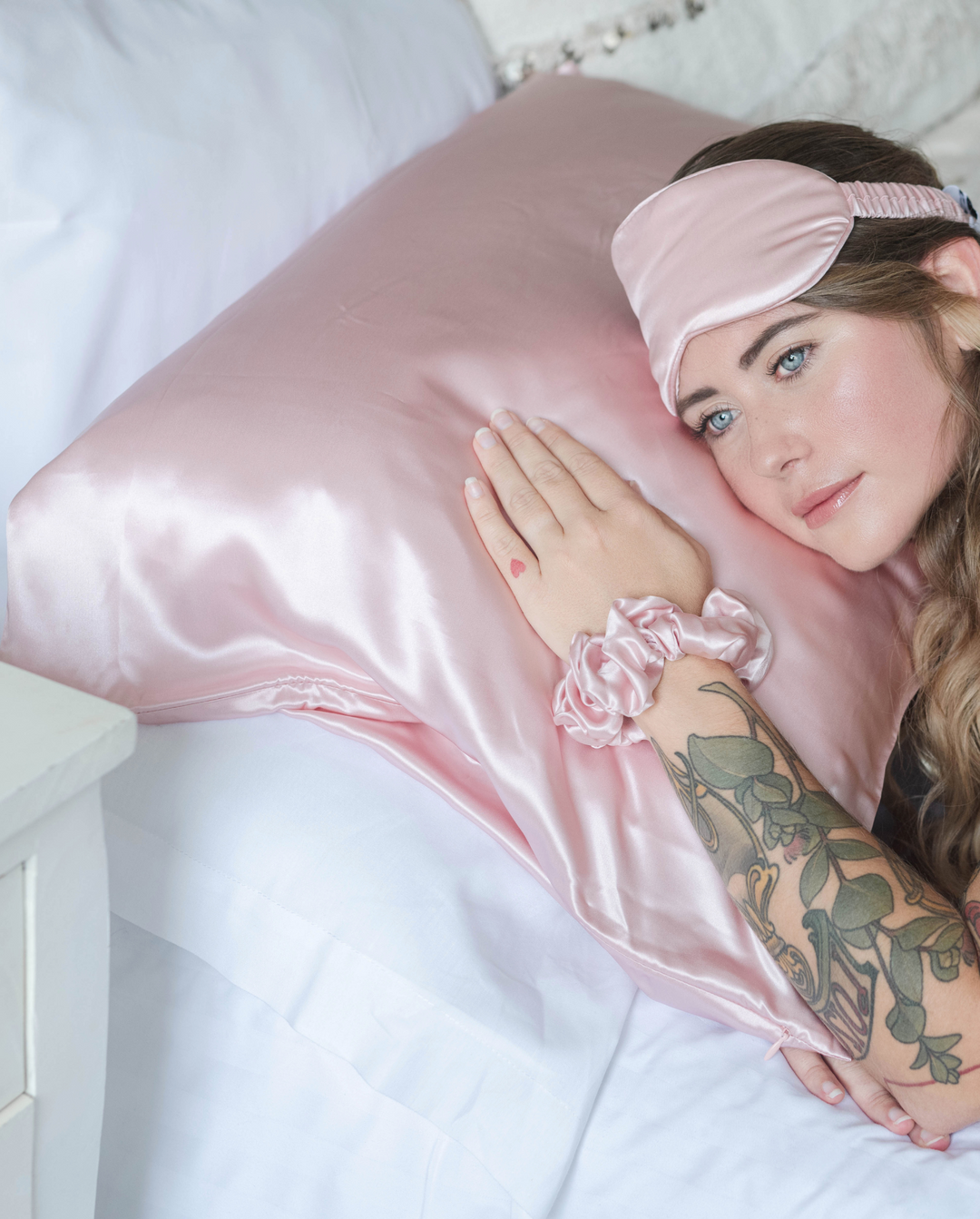 Coffret Zoe Ayla – Taie D'oreiller Satin, Masque Yeux Et Rouleau – Neuf Avec Emballage Légèrement Sale